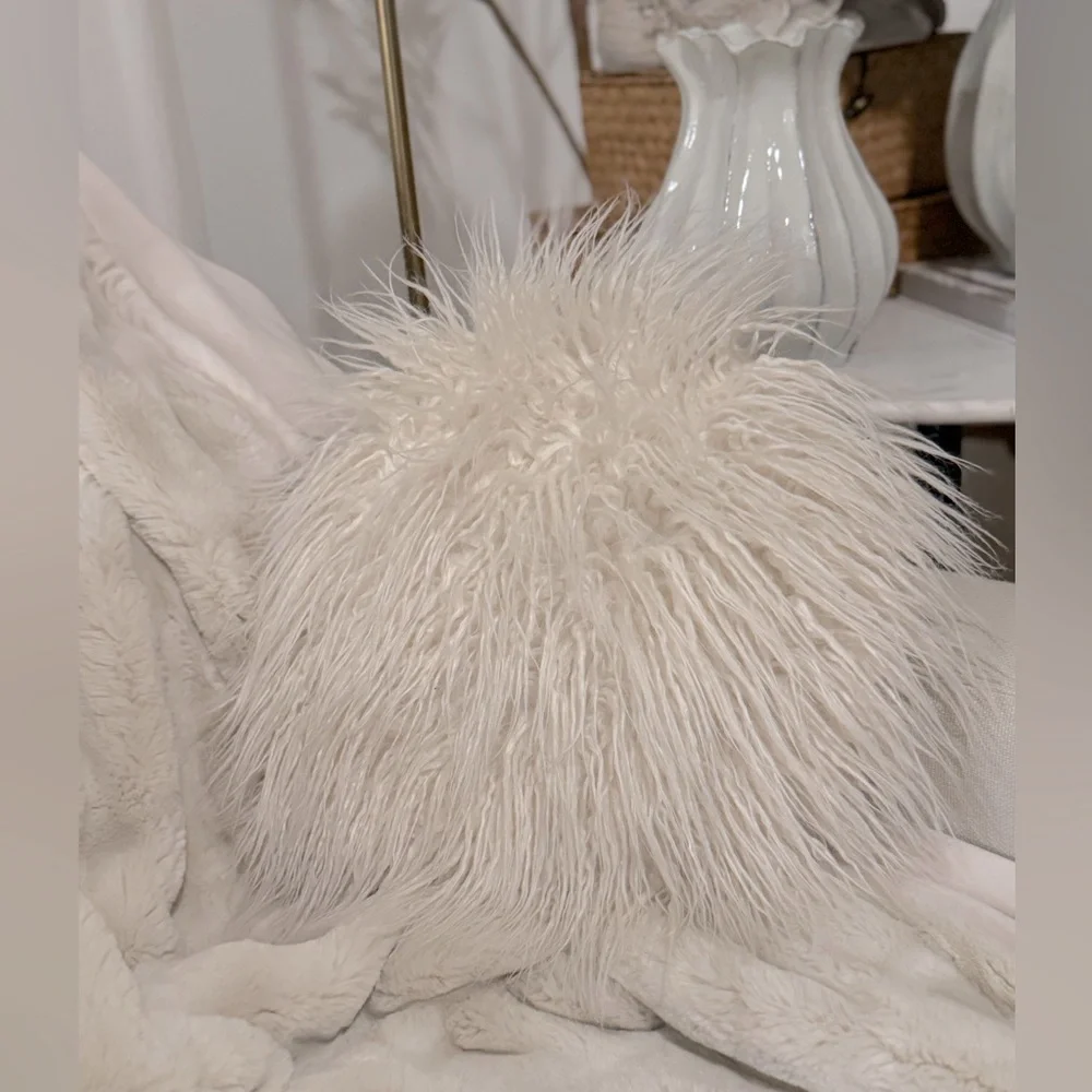 Pottery Barn Teen Himalayan Faux Fur Pillow Ivory